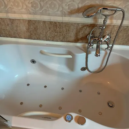 Majda Elegant With Prime Location And Parking Apartment *