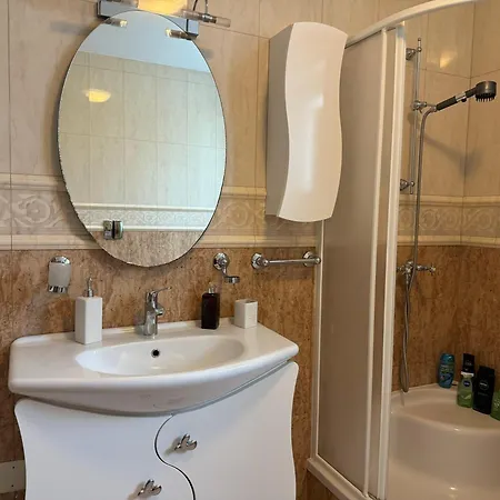 Апартаменты Majda Elegant With Prime Location And Parking