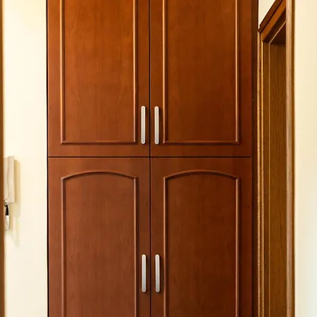 Majda Elegant With Prime Location And Parking 아파트 *