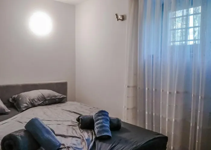 Majda Elegant With Prime Location And Parking Apartment *