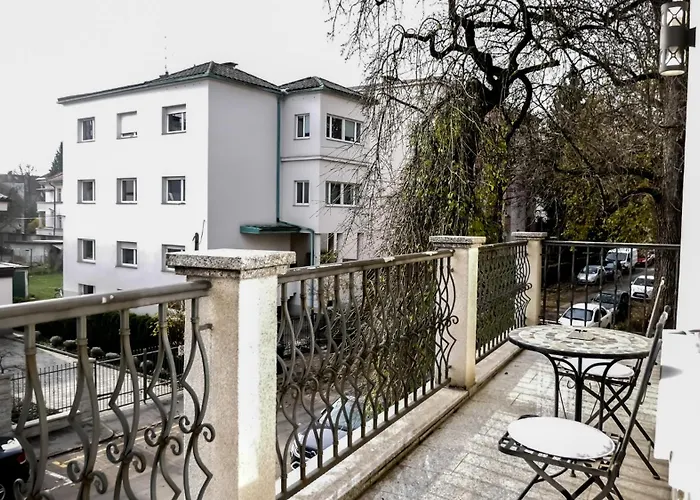 Majda Elegant With Prime Location And Parking *