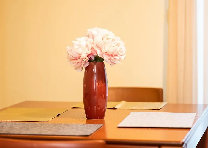 Апартаменти Majda Elegant With Prime Location And Parking