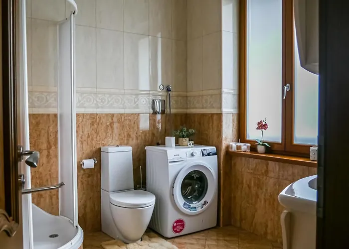 Апартаменти Majda Elegant With Prime Location And Parking