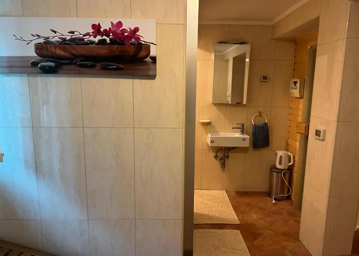 Апартаменти Majda Elegant With Prime Location And Parking